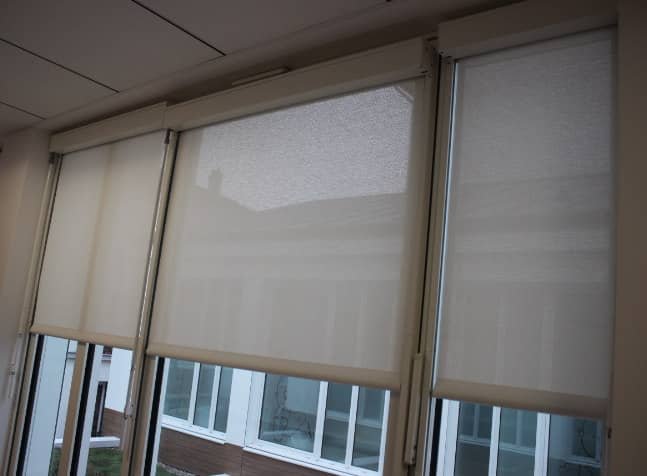 Cómo Realizamos la Limpieza de Cortinas Rollers Screen
